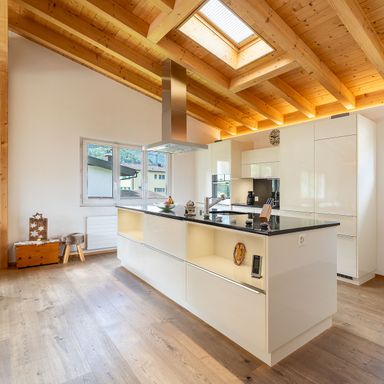 5.5‑Zi-Einfamilienhaus mit Cheminée, moderner Küche und Rundumgarten