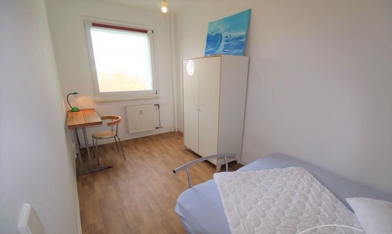 Kleines Schlafzimmer mit Schlafcouch, Schrank + Schreibtisch