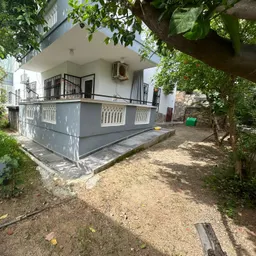 Kernsanierte 3-Zimmer-Erdgeschosswohnung mit Terrasse im Herzen von Alanya – strandnah