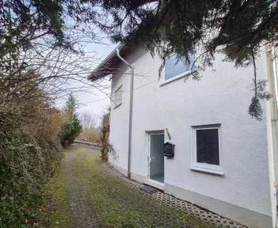 Ihr neues Familienglück – gepflegtes Reihenendhaus mit Balkon & Platz zum Leben – Nähe Puderbach!!