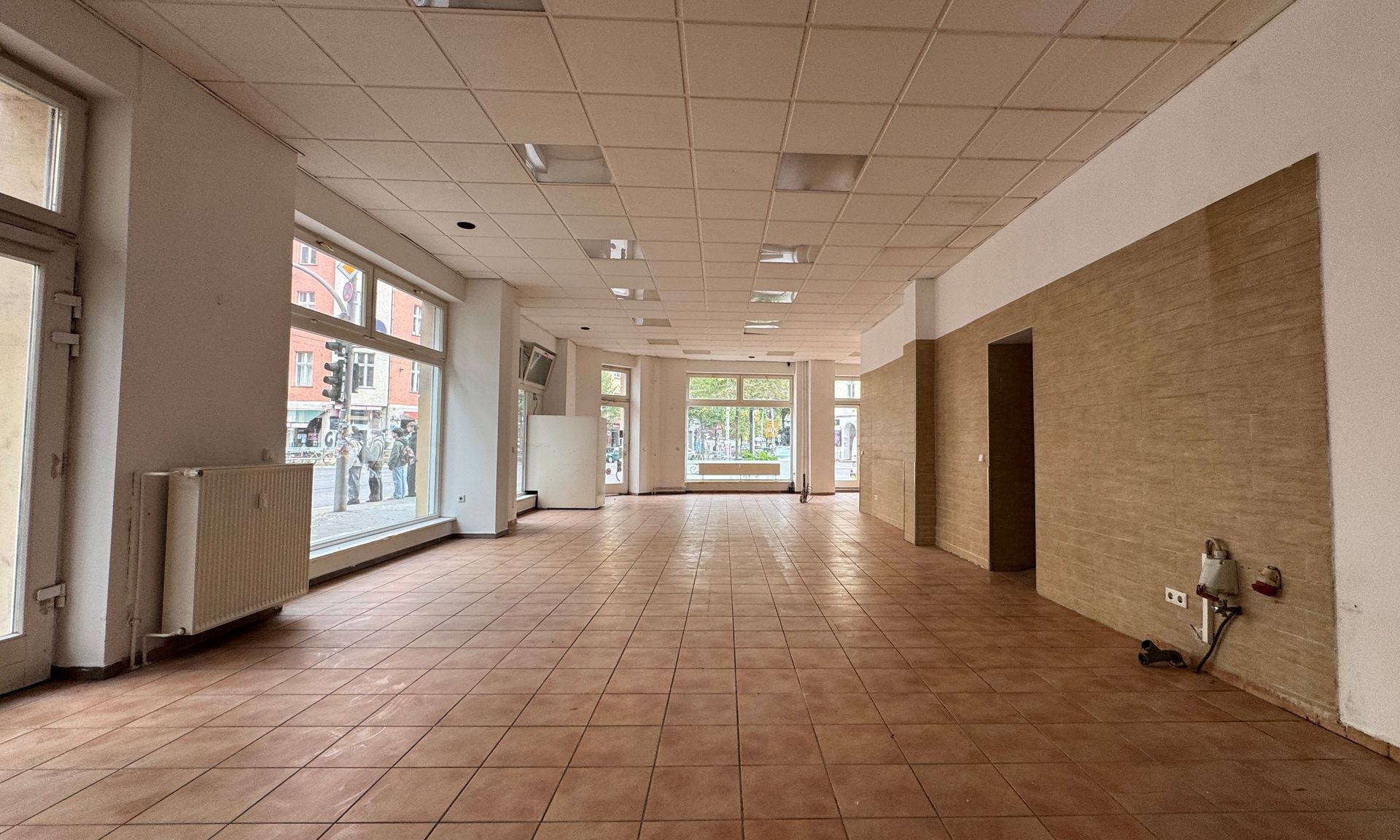 Auffälliger Eckladen mit riesiger Schaufensterfront zur flexiblen Nutzung !