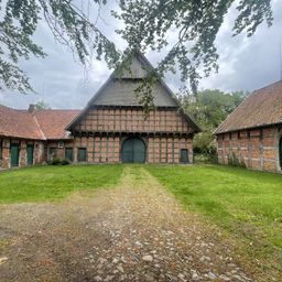 85 ha Fachwerkhof / Gutshof mit Eigenjagd
