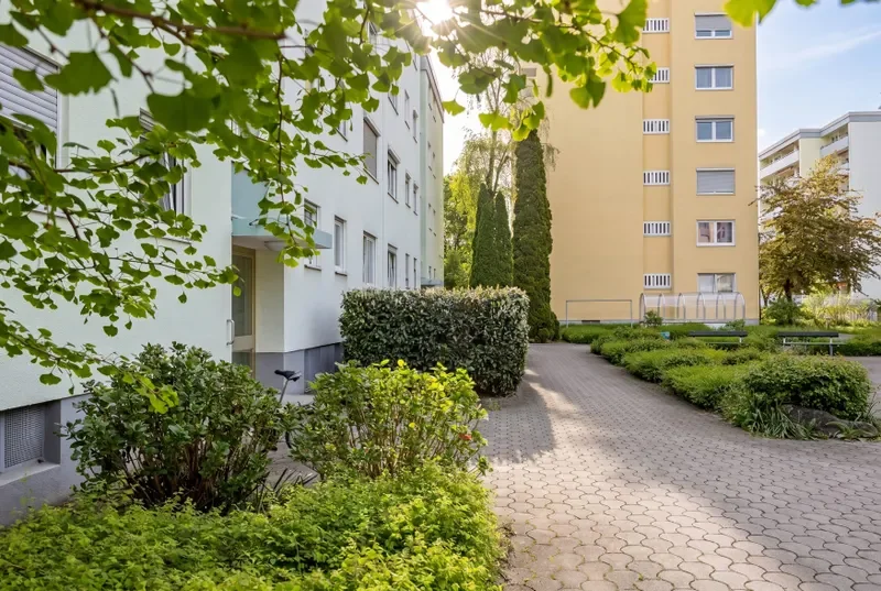 Großzügige 3,5-Zimmer-Wohnung in direkter U-Bahn Nähe und Südbalkon