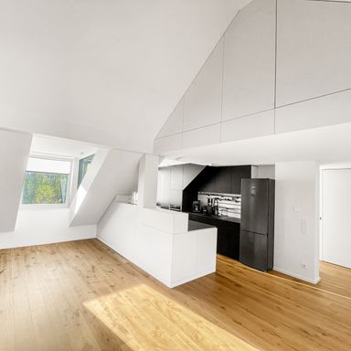 Altbauästhetik neu interpretiert – Wohnen mit Stil. Garage inklusive.