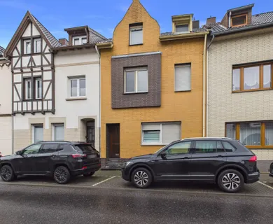 Dreifamilienhaus mit Entwicklungspotenzial..