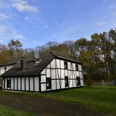 Freistehendes Einfamilienhaus auf Riesengrundstück zwischen Duisburg Homberg und Baerl.