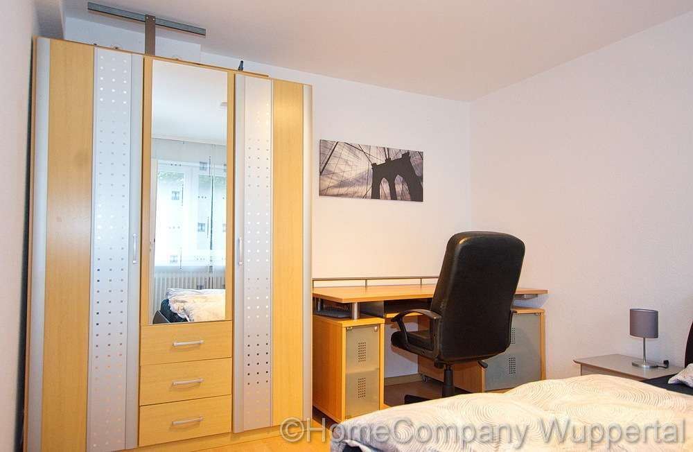 Kleiderschrank & Schreibtisch