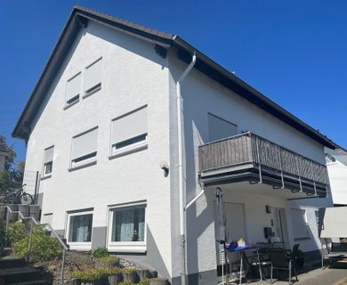 Wohnen oder investieren: Großzügig geschnittene Eigentumswohnung mit Balkon und Stellplätzen!