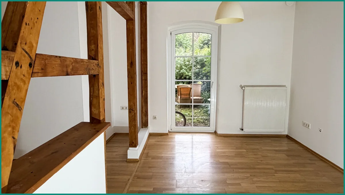 Blick in den Wohn- und Schlafbereich mit Gartenzugang