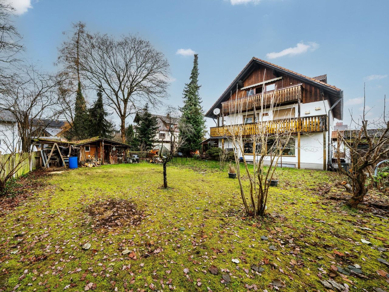 Hausansicht mit Garten