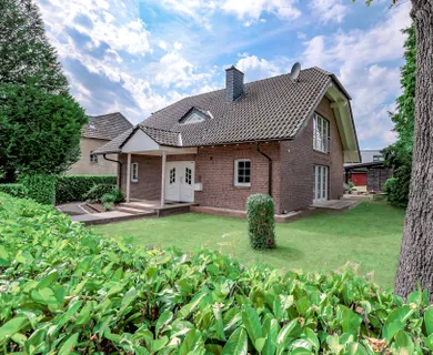 Großzügiges Einfamilienhaus auf weitläufigem Grundstück mit Sauna, Nebengebäude und Doppelgarage