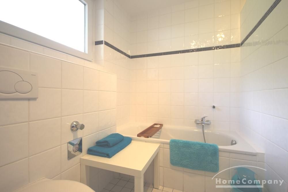 Tageslicht Bad mit Dusche und Badewanne