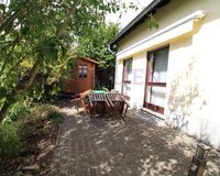 Terrasse mit Gartenhaus