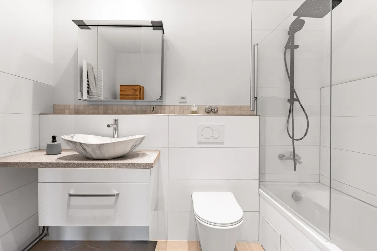Modernes Badezimmer im 1. OG