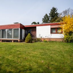 Bungalow-Traum auf 1.484 m² Parkgrundstück: 160 m² Wohnfläche, Wellness Bereich im Keller & Garage!