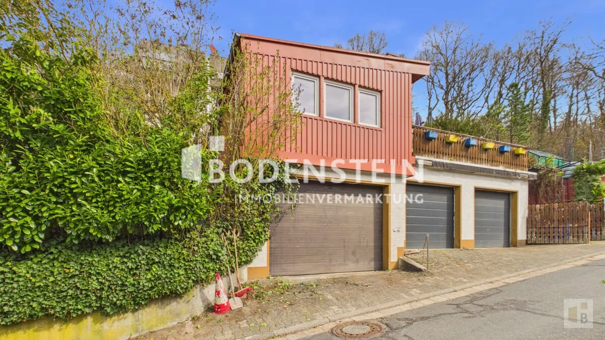 Garagen mit aufgebautem Grillhaus