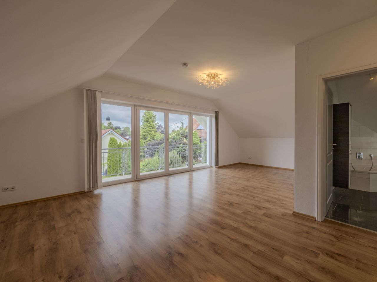 Großes Schlafzimmer mit Balkon