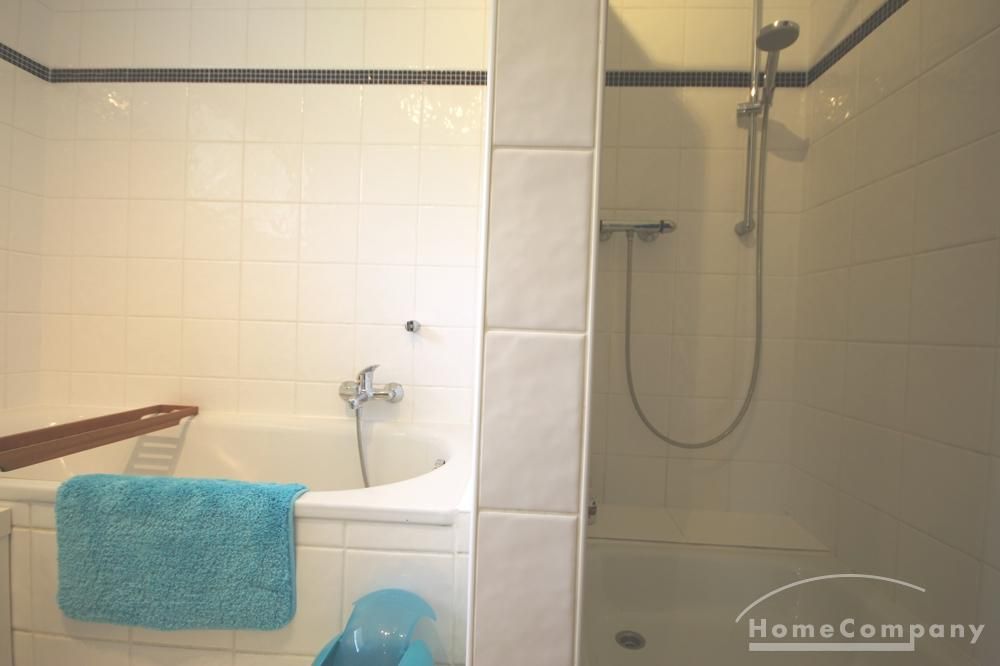 Bad mit Dusche und Badewanne