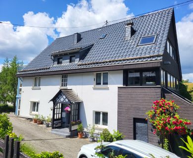 Großzügiges Wohnhaus mit renovierter Einliegerwohnung,  Doppelgarage und gepflegtem Garten!