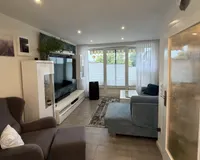 Wohnzimmer mit Balkonaustritt