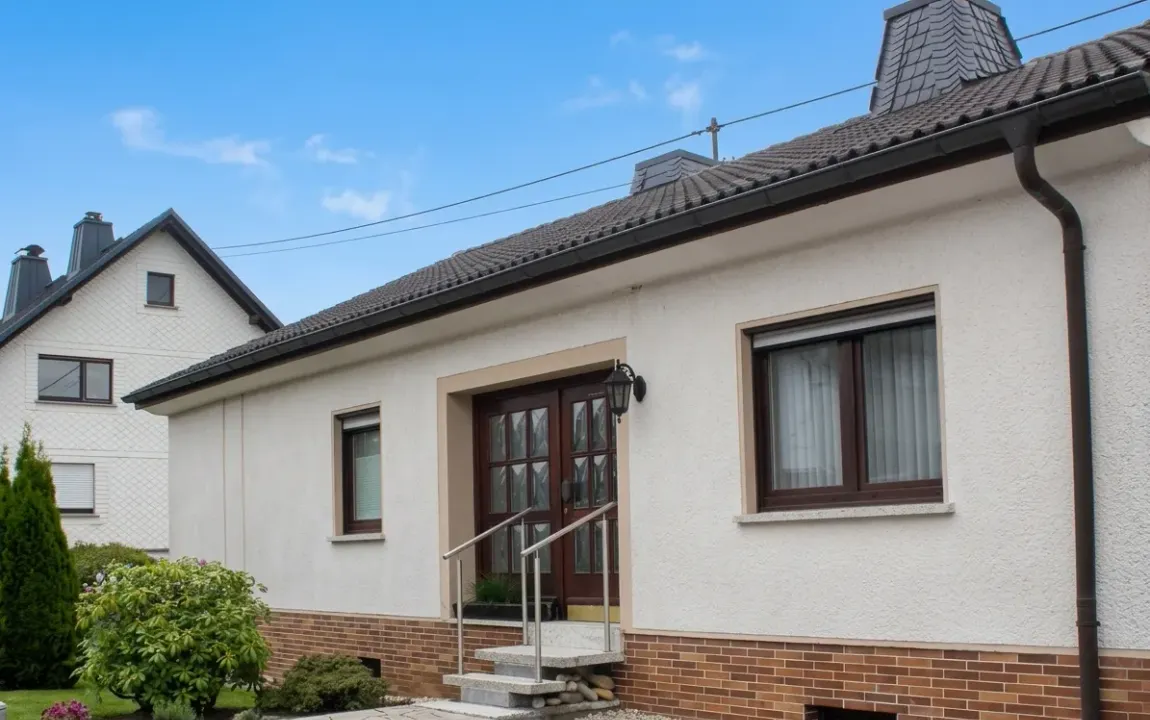Familienfreundliches Haus mit großem Grundstück, Einliegerwohnung und herrlichem Ausblick