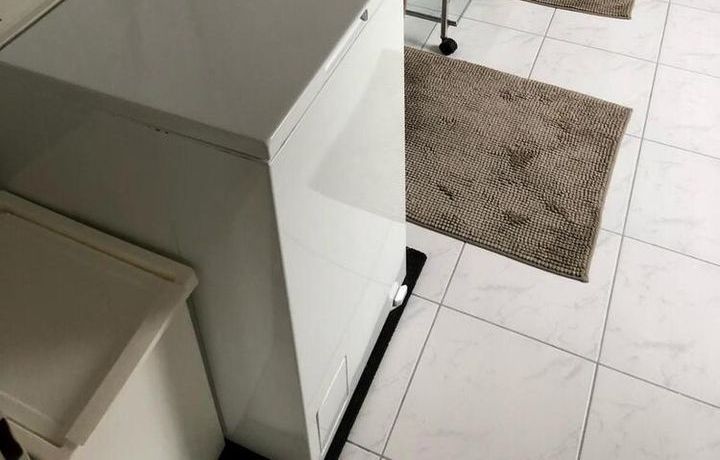 Gro&szlig;es Badezimmer mit Waschtrockner