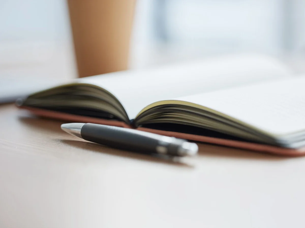 Notizbuch und Stift auf einem Schreibtisch