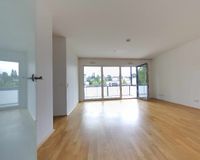 heller geräumiger Wohnbereich mit Sonnenbalkon