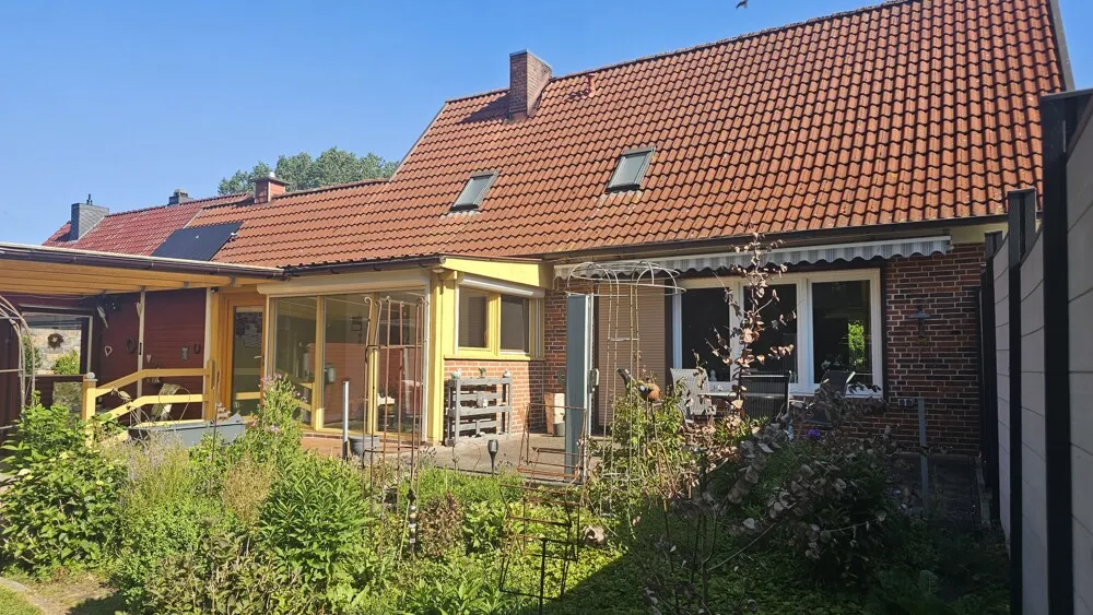 seitliche, rückwertige Ansicht von links