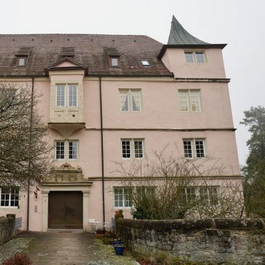 Charmante 4,5-Zimmer-Wohnung im Wasserschloss mit Turmzimmer