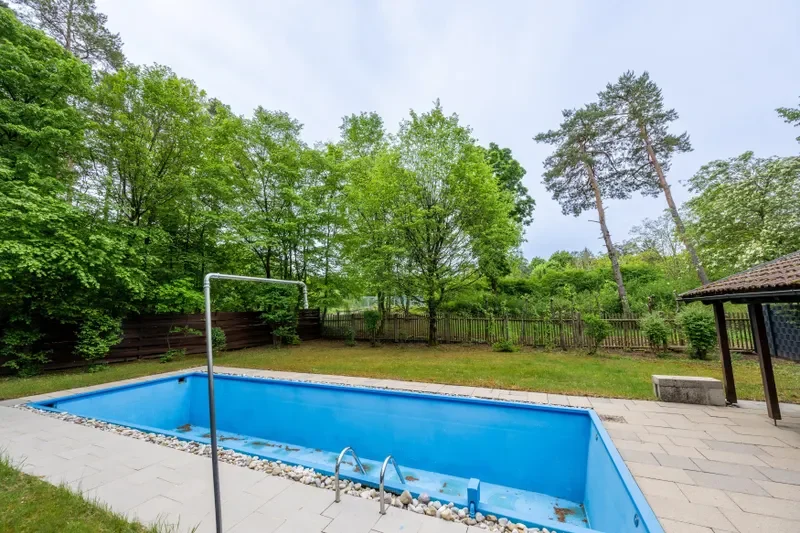 Freibad mit Anbau