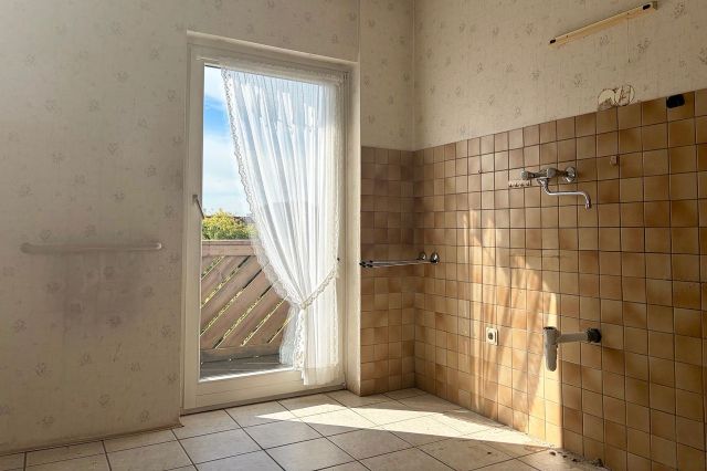 Küche mit Zugang zum Balkon (EG) 