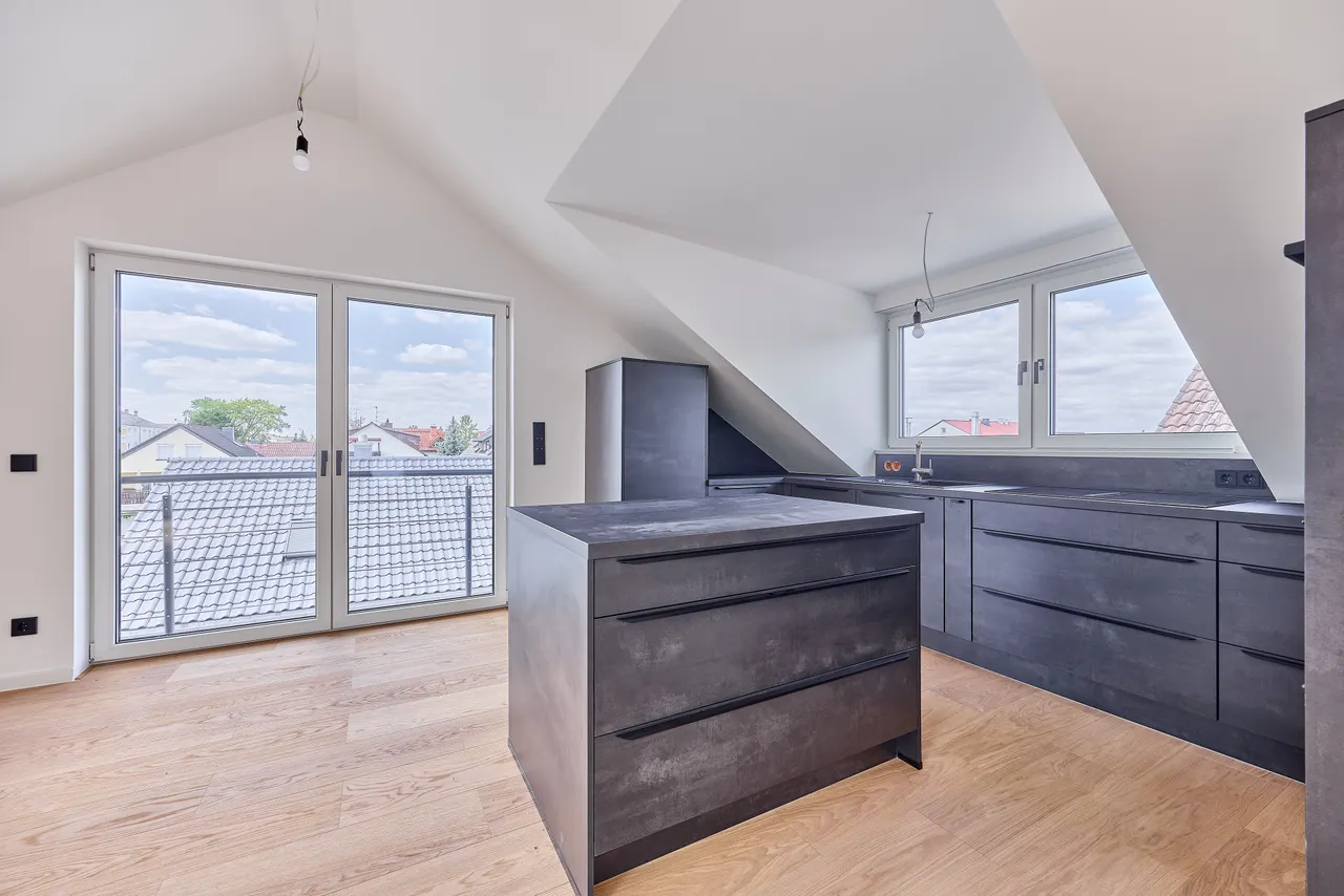 Erstbezug nach Dachausbau – 3 ZKD/Balkon Wohnung mit Einbauküche - Foto 2