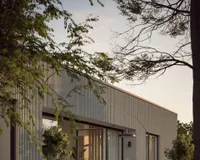 Es handelt sich um unverbindliche Illustrationen mit Sonderausstattungen. Die Bauausführung erfolgt durch das Bauunternehmen