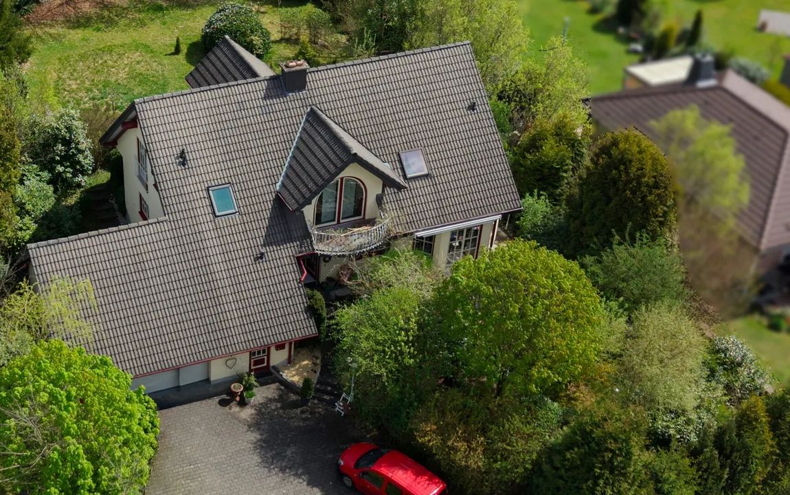 Exklusives Einfamilienhaus mit großzügigem Wohnkonzept und Naturgarten!