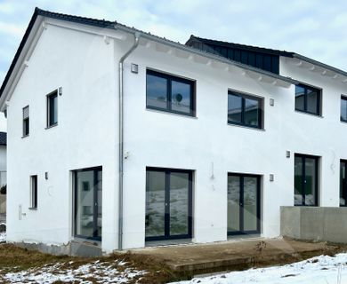 Erstbezug KFW55: Helle Doppelhaushälfte mit Südausrichtung