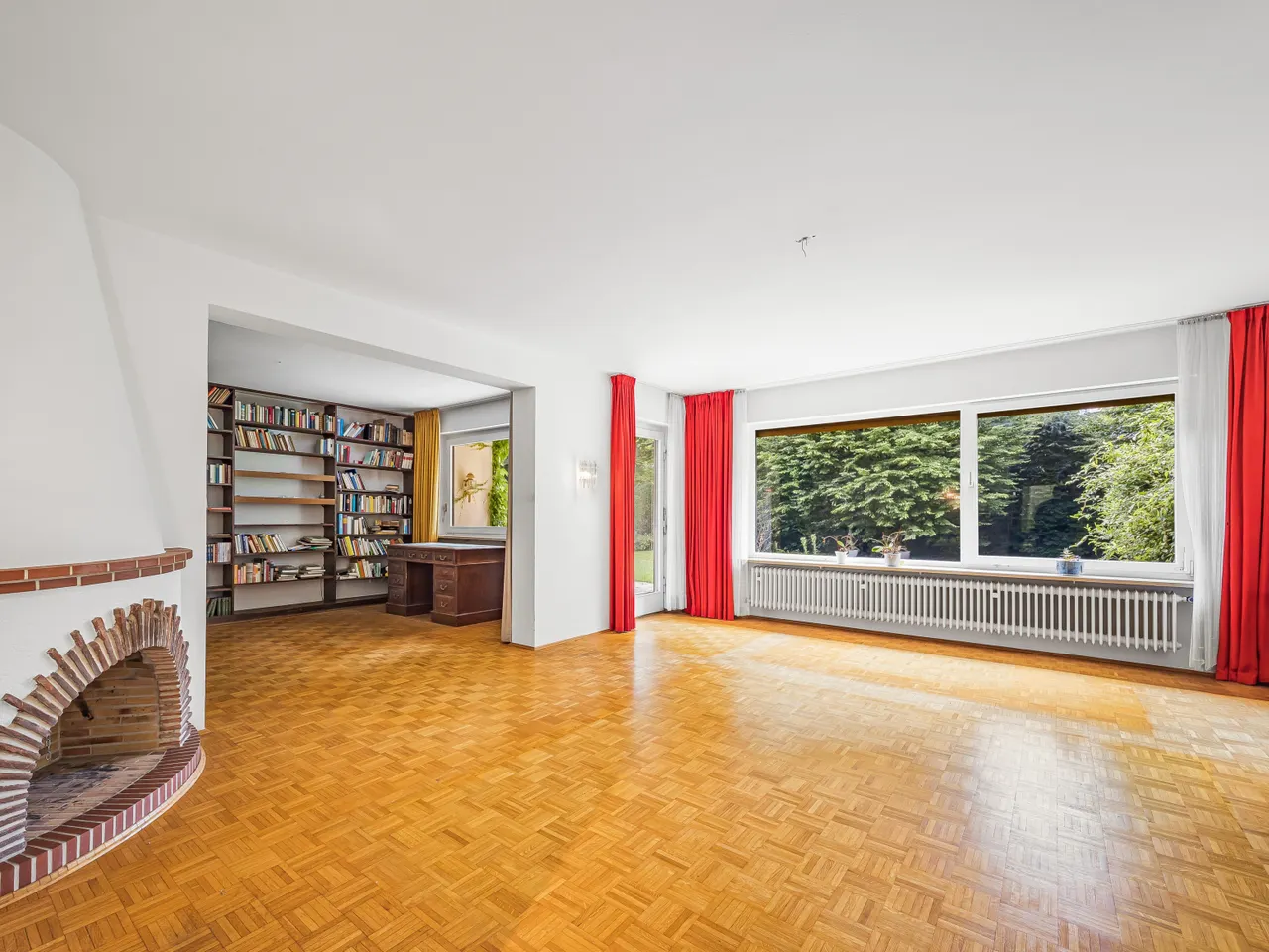 Wohnzimmer mit angrenzender Bibliothek