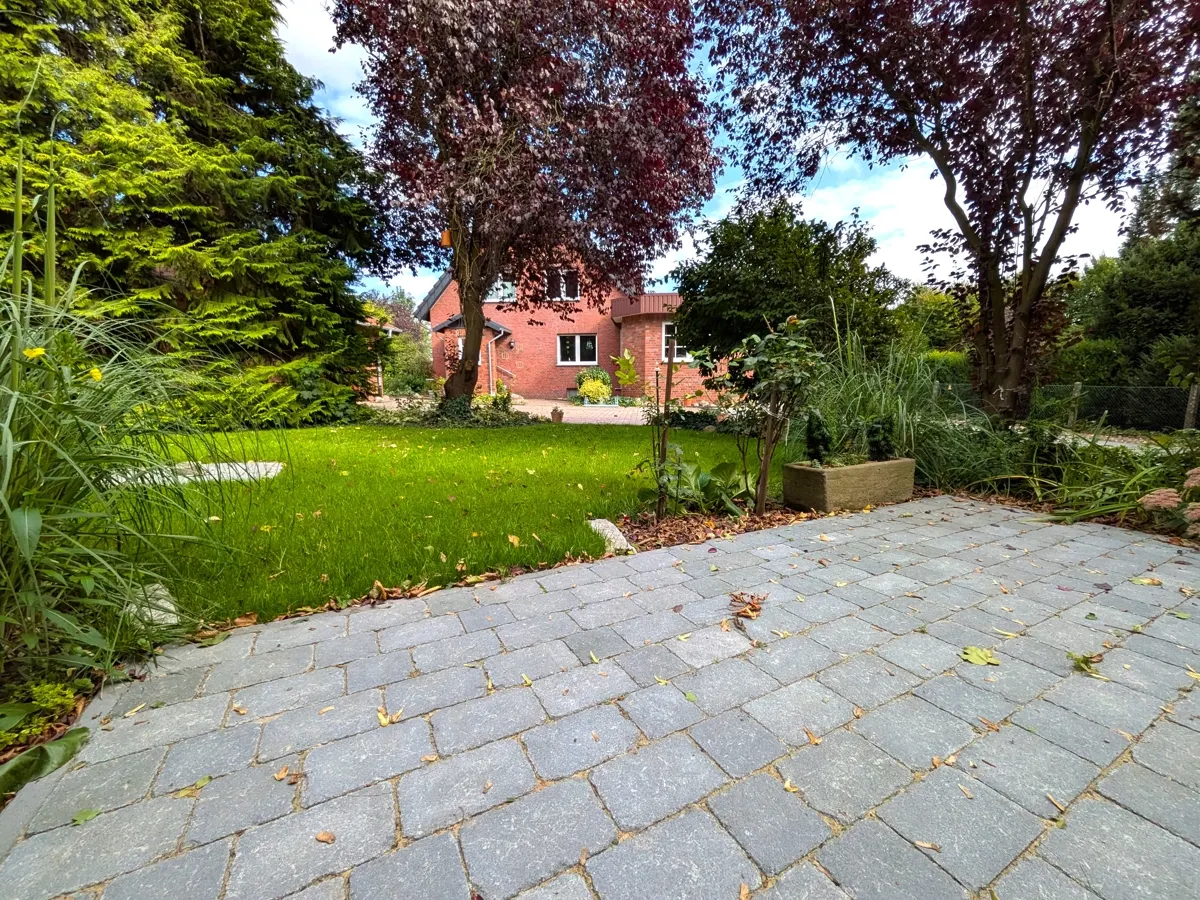 Zauberhafter Sitzbereich im gepflegten Garten