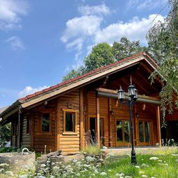 Gemütliches Holzblockhaus mit Kamin..
