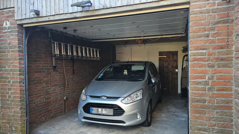 Garage mit elektrischem Tor (2)