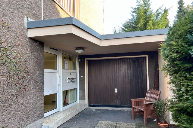 Eingang und Garage 48