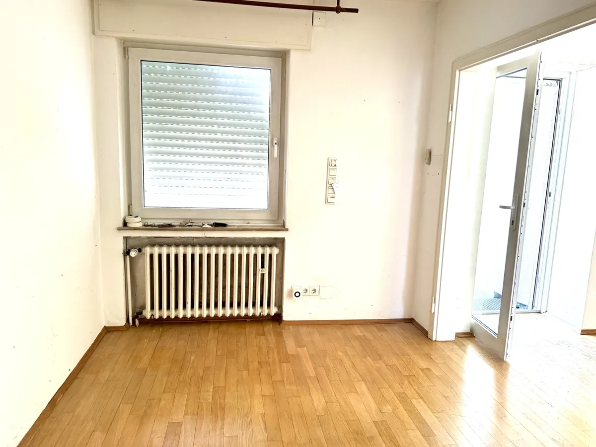 Esszimmer mit Blick zum Wohnraum und Kachelofen