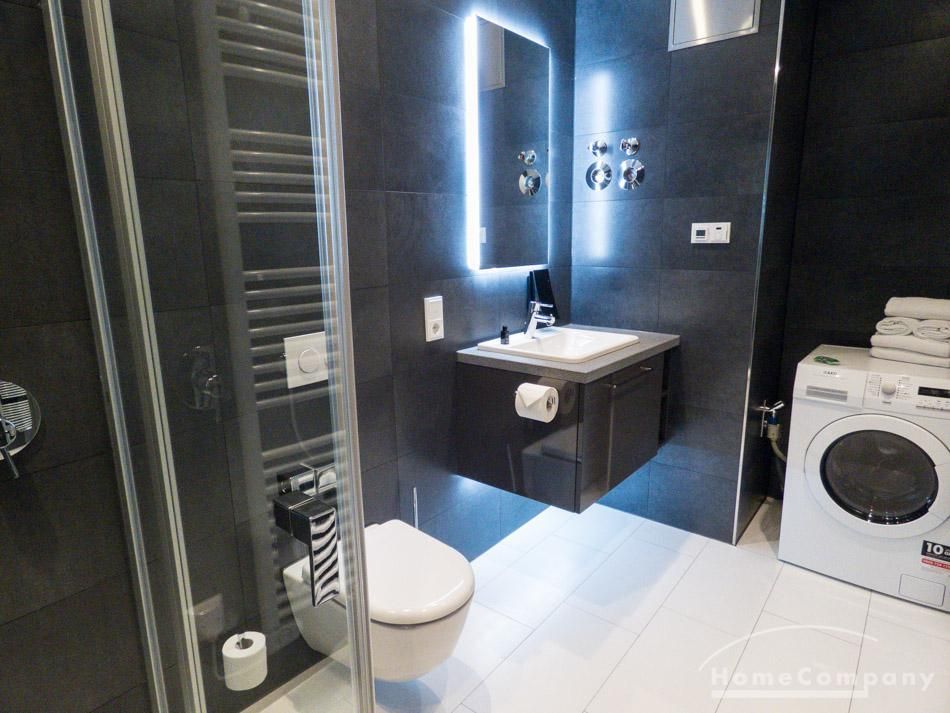 Bad mit stufenloser Dusche + Waschtrockner