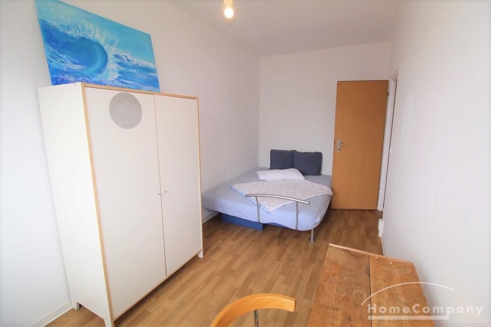 Kleines Schlafzimmer mit Schlafcouch, Schrank + Schreibtisch