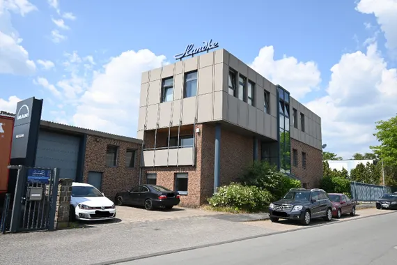 ***** Gepflegtes Bürogebäude mit Wohnung, Halle und Stellplätzen....*****