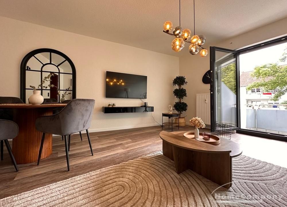 Wohnzimmer,,er mit Zugang zum Balkon