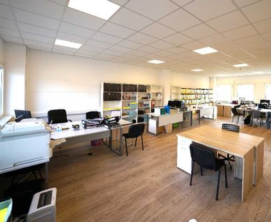 Büro- oder Praxisfläche mit zentraler Lounge in verkehrsgünstiger Lage