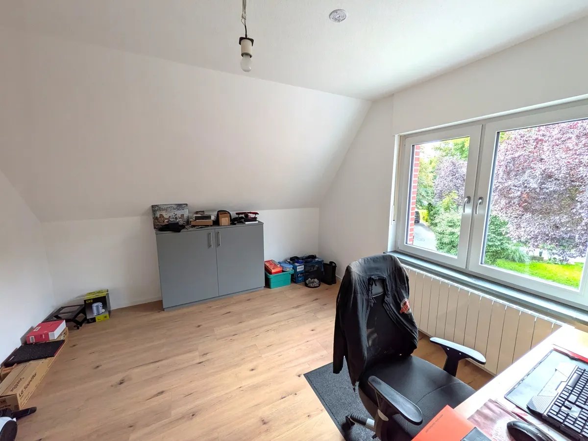 Helles Kinderzimmer mit Blick ins Grüne