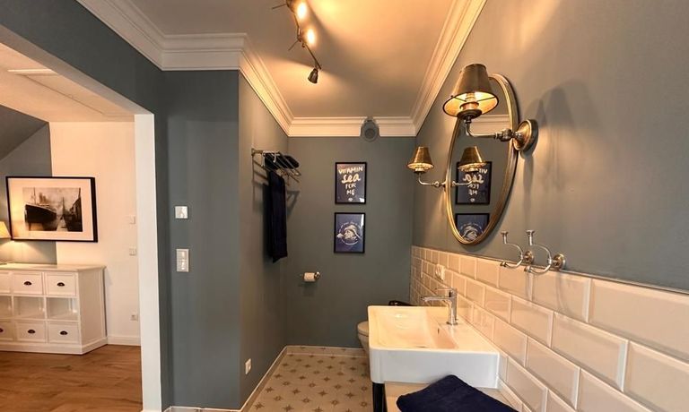 Bad mit Dusche und Badewanne