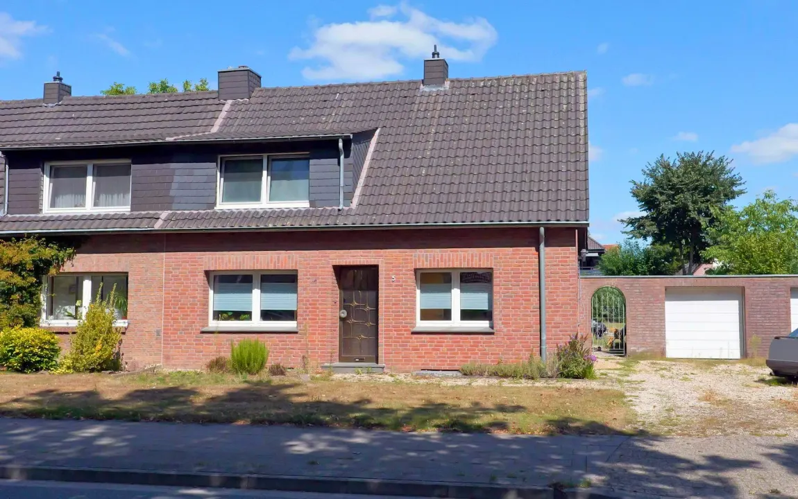 Schöne Doppelhaushälfte mit großem Grundstück, Doppelgarage und Keller in Kleve – Reichswalde